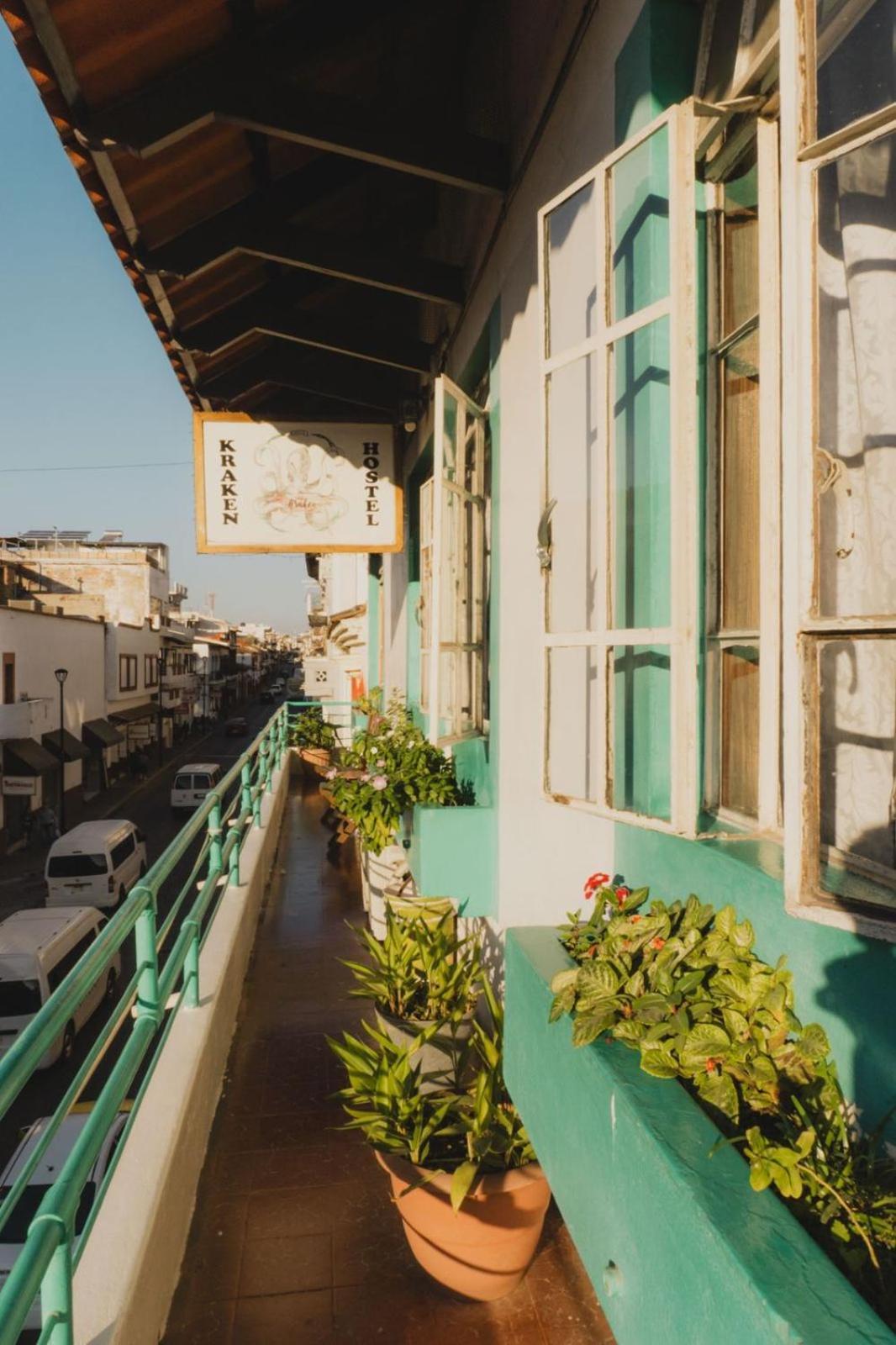 Casa Kraken Hostel Пуэрто-Вальярта Экстерьер фото